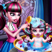 Игра Монстр Хай: Дракулаура купает дочурку