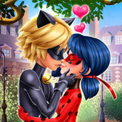 Игра Леди Баг и Супер-Кот целуются